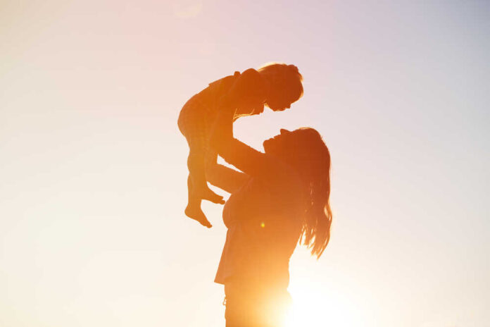 Mother,And,Little,Daughter,Play,At,Sunset