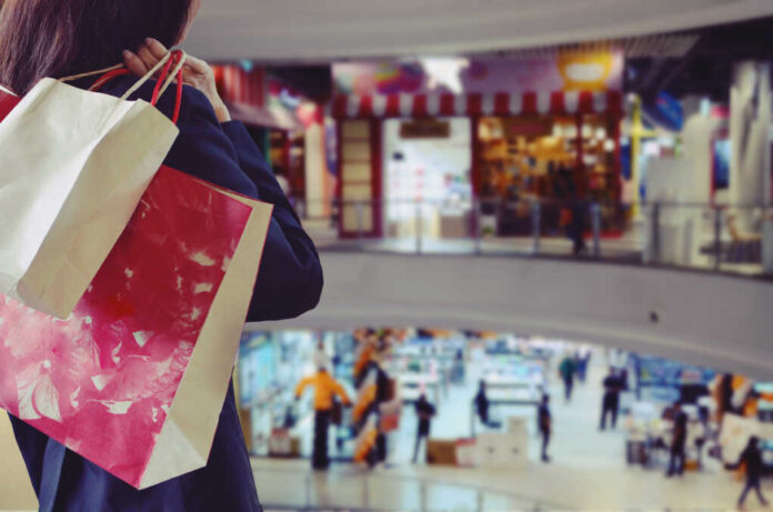Woman,Holding,Shopping,Bags,In,The,Shopping,Mall