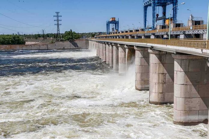 shutterstock_478768948 Hydroelectric dam spillway with turbulent water below