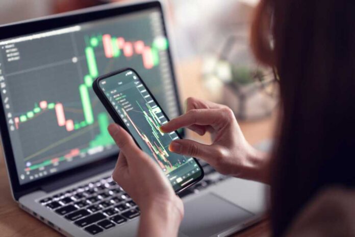 Closeup,-,Woman,Is,Checking,Bitcoin,Price,Chart,On,Digital